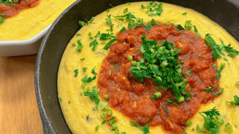 Polenta Cremosa com Molho de Linguiça